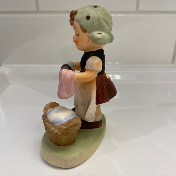 Vintage 1950’s ironing girl figurine with iron. Made in Taiwan - Picture 3 of 6